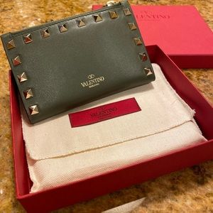 *AUTHENTIC* Valentino rockstud card holder/ wallet